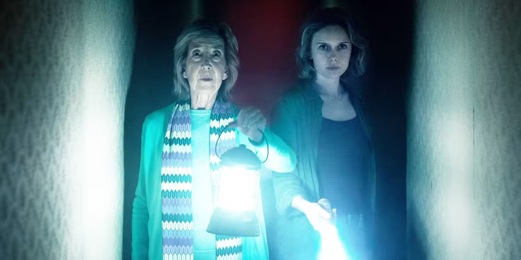 Diễn viên Lin Shaye (trái) và Amelia Eve trong phim Insidious 6. Ảnh: Sony Pictures
