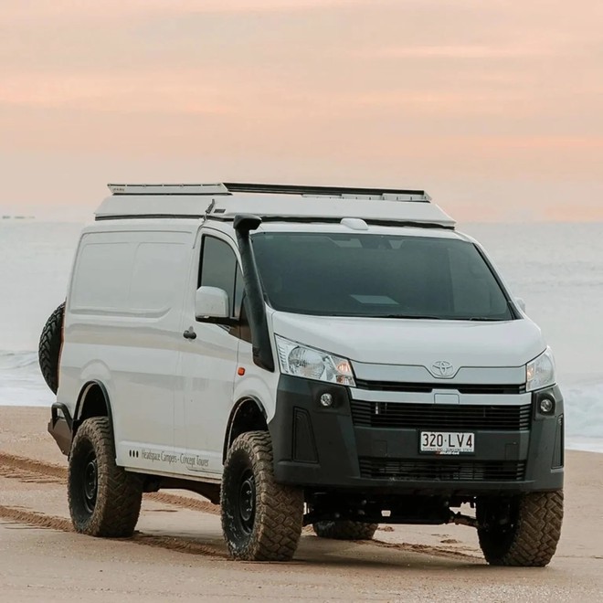 Chiếc Toyota Hiace này có khả năng off-road cực đỉnh nhờ dùng hệ dẫn động 4x4 của Land Cruiser, lốp béo, giảm xóc ‘hạng nặng’ - Ảnh 1.