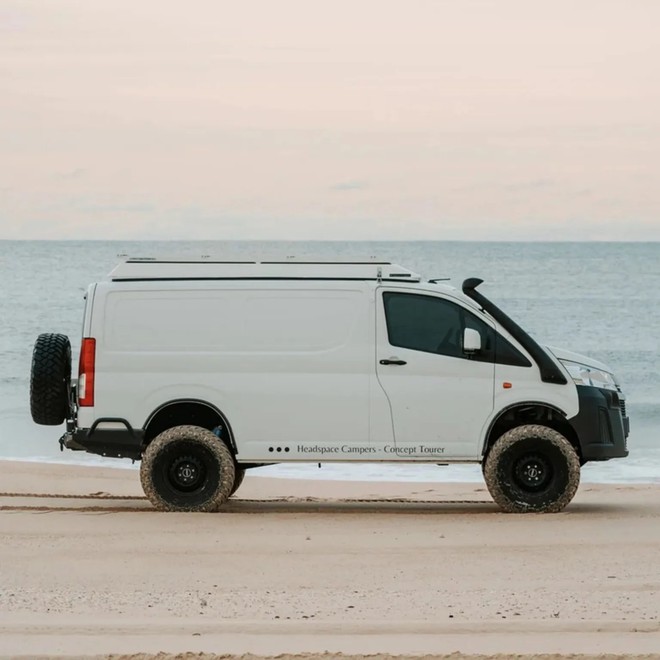 Chiếc Toyota Hiace này có khả năng off-road cực đỉnh nhờ dùng hệ dẫn động 4x4 của Land Cruiser, lốp béo, giảm xóc ‘hạng nặng’ - Ảnh 2.