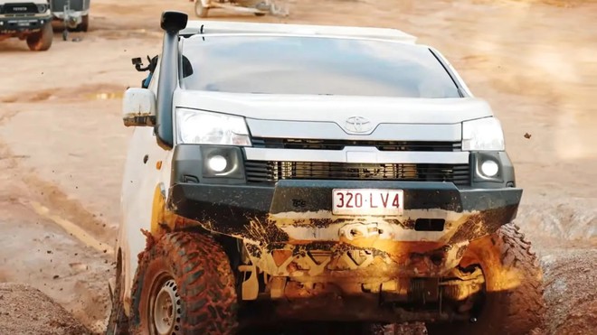 Chiếc Toyota Hiace này có khả năng off-road cực đỉnh nhờ dùng hệ dẫn động 4x4 của Land Cruiser, lốp béo, giảm xóc ‘hạng nặng’ - Ảnh 4.