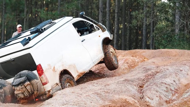 Chiếc Toyota Hiace này có khả năng off-road cực đỉnh nhờ dùng hệ dẫn động 4x4 của Land Cruiser, lốp béo, giảm xóc ‘hạng nặng’ - Ảnh 5.