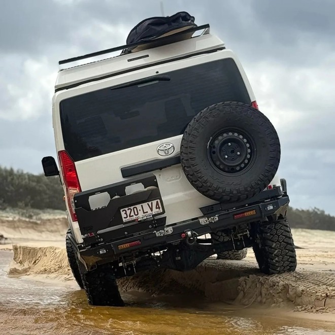 Chiếc Toyota Hiace này có khả năng off-road cực đỉnh nhờ dùng hệ dẫn động 4x4 của Land Cruiser, lốp béo, giảm xóc ‘hạng nặng’ - Ảnh 6.