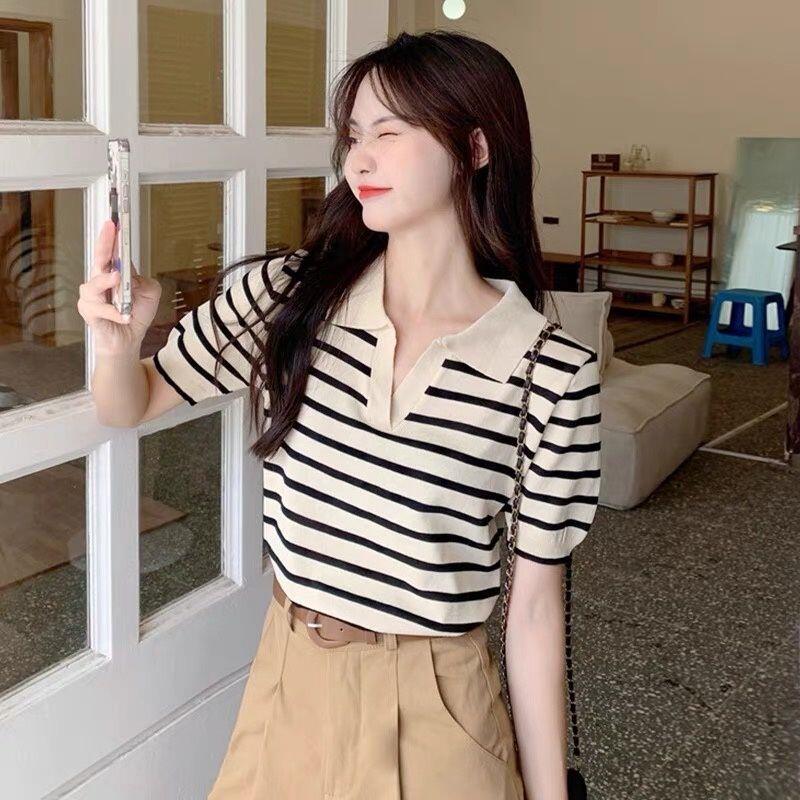 Họa tiết kẻ ngang mang lại vẻ trẻ trung nhưng cần chú ý tỷ lệ trang phục. Quần cạp cao giúp tạo đường chân dài hơn và cân đối với phần thân trên.