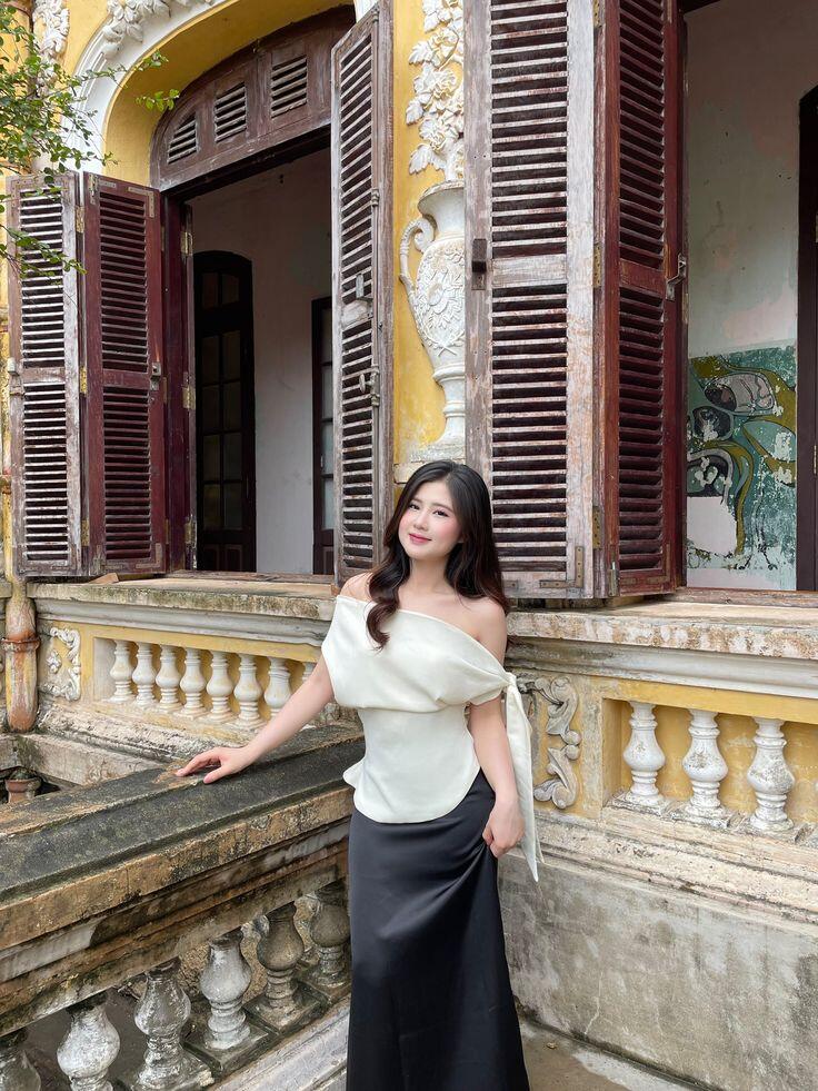 Bạn cũng có thể đa dạng phong cách bằng việc mix amp; match chân váy lụa với các thiết kế trễ vai. Outfit này phù hợp với những buổi hẹn hò, đi chơi, cafe...