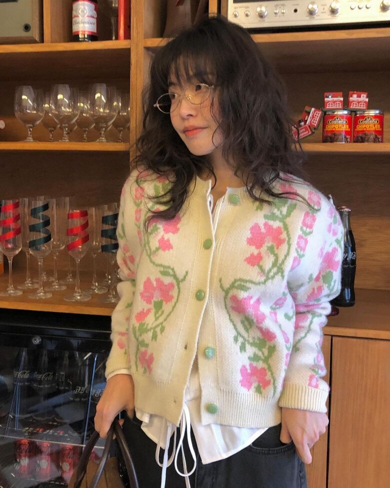 Áo khoác Cardigan hoa nổi bật nên đi cùng trang phục đơn sắc. Quần jeans, quần tây hoặc chân váy trơn màu giúp tổng thể cân bằng, tránh cảm giác quá nhiều họa tiết. Trái lại, họa tiết hoa trên nền trung tính như kem, nâu, xám hoặc đen dễ ứng dụng hơn và vẫn giữ vẻ dịu dàng.