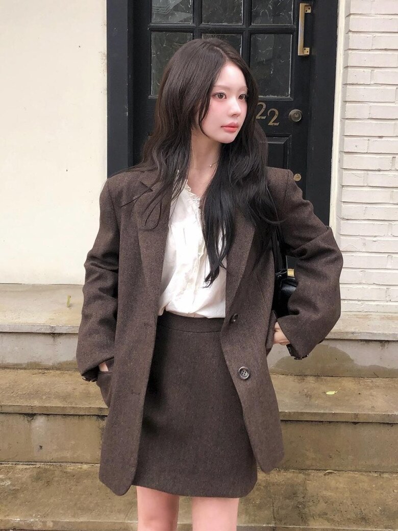 Suit may đo kết hợp chân váy tạo vẻ thanh lịch, nữ tính. Phom blazer được điều chỉnh vừa vặn giúp tôn dáng, trong khi chân váy mang đến sự mềm mại cho tổng thể.