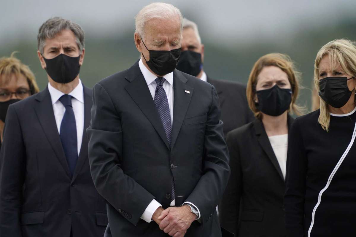 Tổng thống Joe Biden ngày 29/8 dự lễ đón linh cữu 13 quân nhân Mỹ thiệt mạng trong vụ khủng bố sân bay Kabul vào tuần trước. Ảnh: AP.