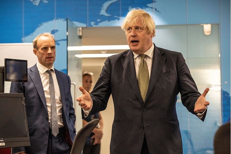 Ngoại trưởng Anh Dominic Raab (trái) và Thủ tướng Anh Boris Johnson (phải) trong chuyến thăm Trung tâm Văn phòng Khủng hoảng về Đối ngoại, Khối thịnh vượng chung và Phát triển ở London, ngày 27/8. Ảnh: AFP