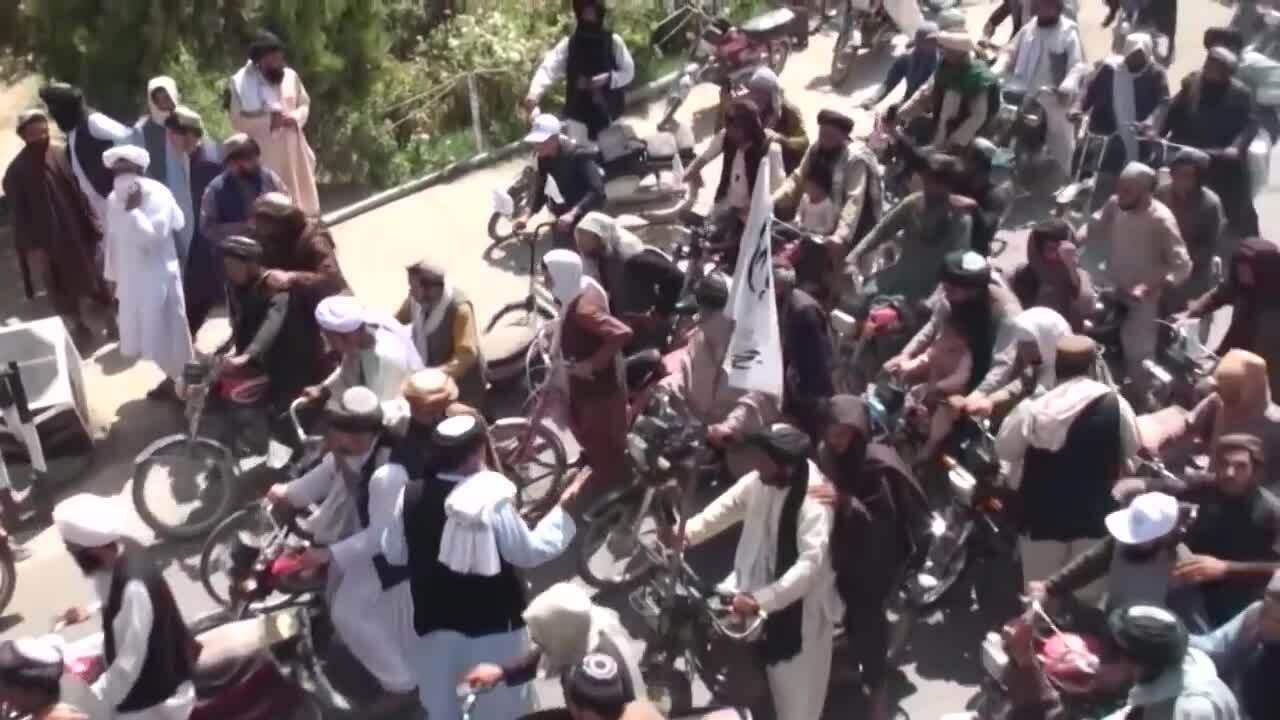 Đám đông ủng hộ Taliban đổ ra đường ăn mừng