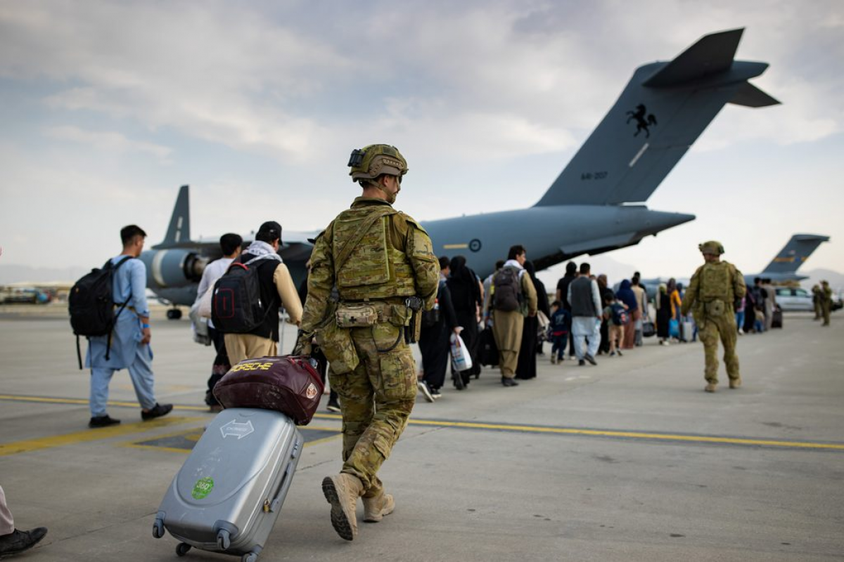 Công dân Australia và những người Afghanistan có thị thực Australia đang được đưa lên máy bay của không quân Australia để rời khỏi Afghanistan. Nguồn: Bộ Quốc phòng Australia.