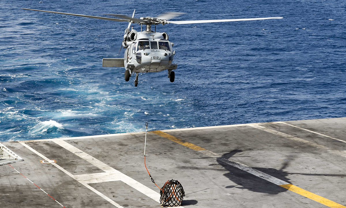 Trực thăng MH-60S chuyển hàng lên tàu sân bay USS Abraham Lincoln tại biển Arab tháng 5/2019. Ảnh: US Navy.