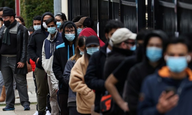 Người dân xếp hàng chờ bên ngoài một trung tâm tiêm chủng ở Sydney, Australia, ngày 25/8. Ảnh: Reuters.