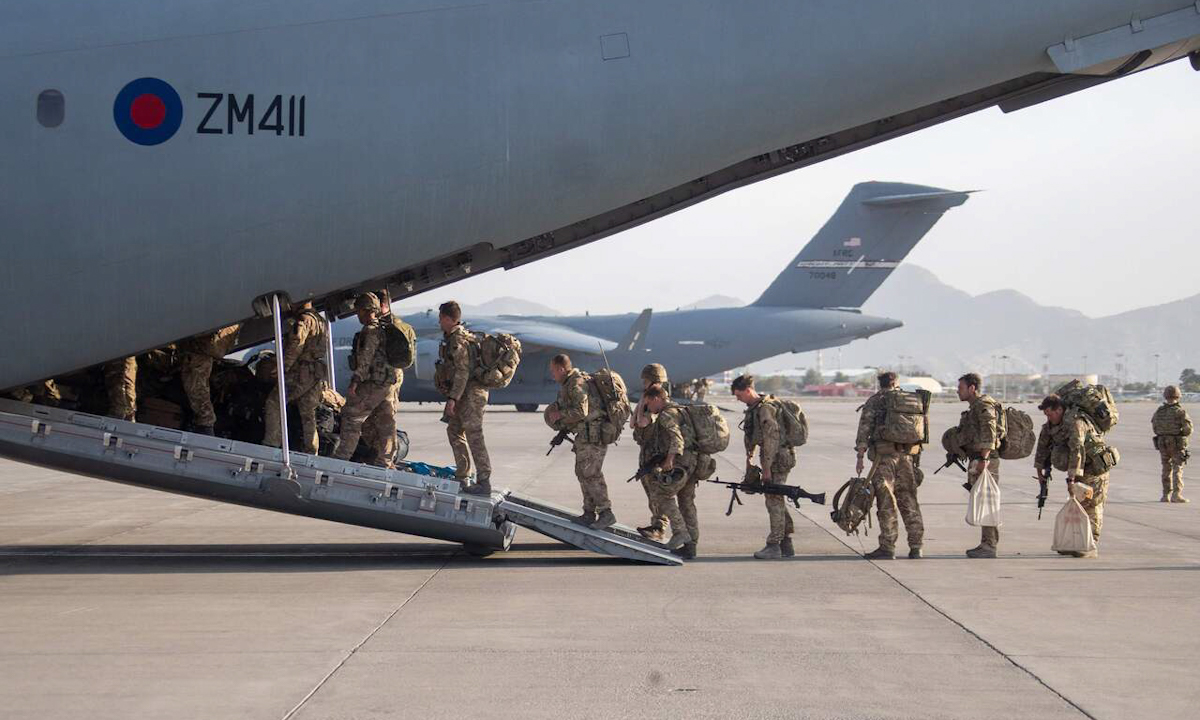 Binh sĩ Anh lên máy bay rời thủ đô Kabul, Afghanistan hôm 28/8. Ảnh: Reuters.