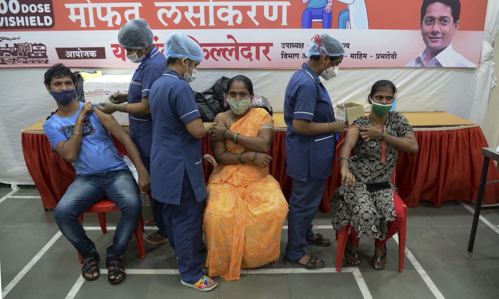 Nhân viên y tế tiêm vaccine Covid-19 cho người dân tại thành phố Mumbai, Ấn Độ, hôm 2/9. Ảnh: AFP.