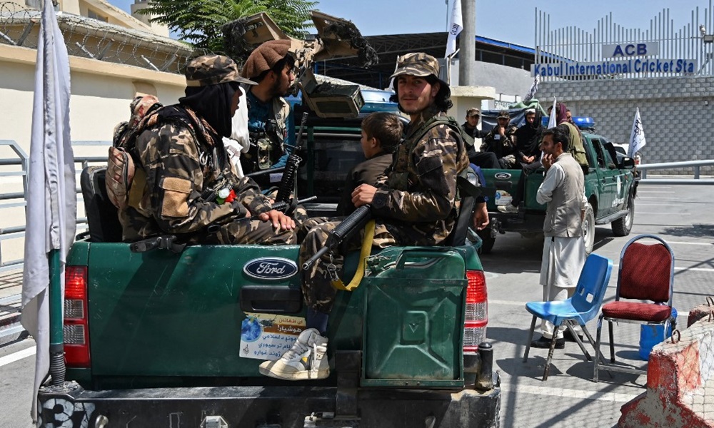 Lính Taliban tuần tra bên ngoài sân vận động Cricket ở thủ đô Kabul, Afghanistan hôm 3/9. Ảnh: AFP.