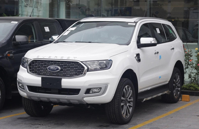 Ford Everest 2021 giảm kỷ lục 110 triệu đồng tại đại lý - Quyết đấu Toyota Fortuner và Hyundai Santa Fe - Ảnh 1.