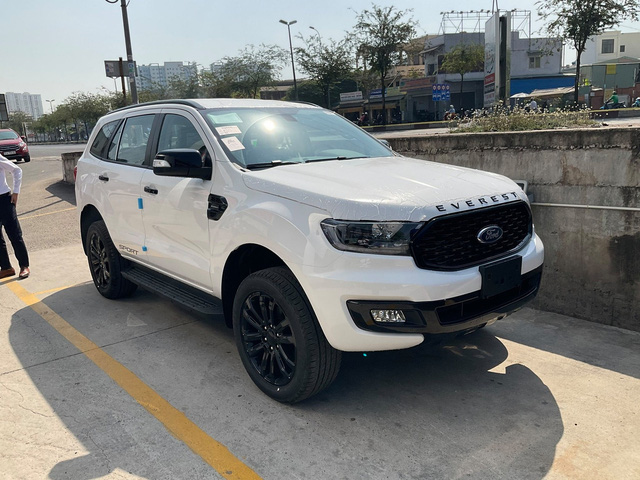 Ford Everest 2021 giảm kỷ lục 110 triệu đồng tại đại lý - Quyết đấu Toyota Fortuner và Hyundai Santa Fe - Ảnh 2.