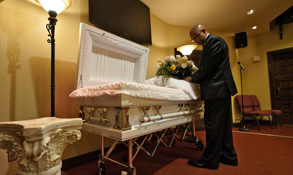 Wayne Bright tại nhà tang lễ Wilson ở Tampa, bang Florida, hôm 2/9. Ảnh: AP.