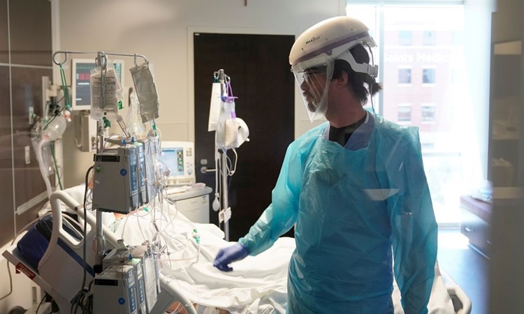 Y tá theo dõi tình trạng của một bệnh nhân tại phòng chăm sóc đặc biệt bệnh viện SSM Health St. Anthony ở thành phố Oklahoma, bang Oklahoma, ngày 24/8. Ảnh: Reuters.