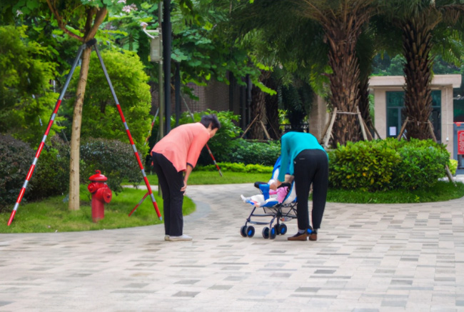 Con trai quấy khóc ngày đêm, mẹ suy sụp khi nghe hàng xóm phán đó là 