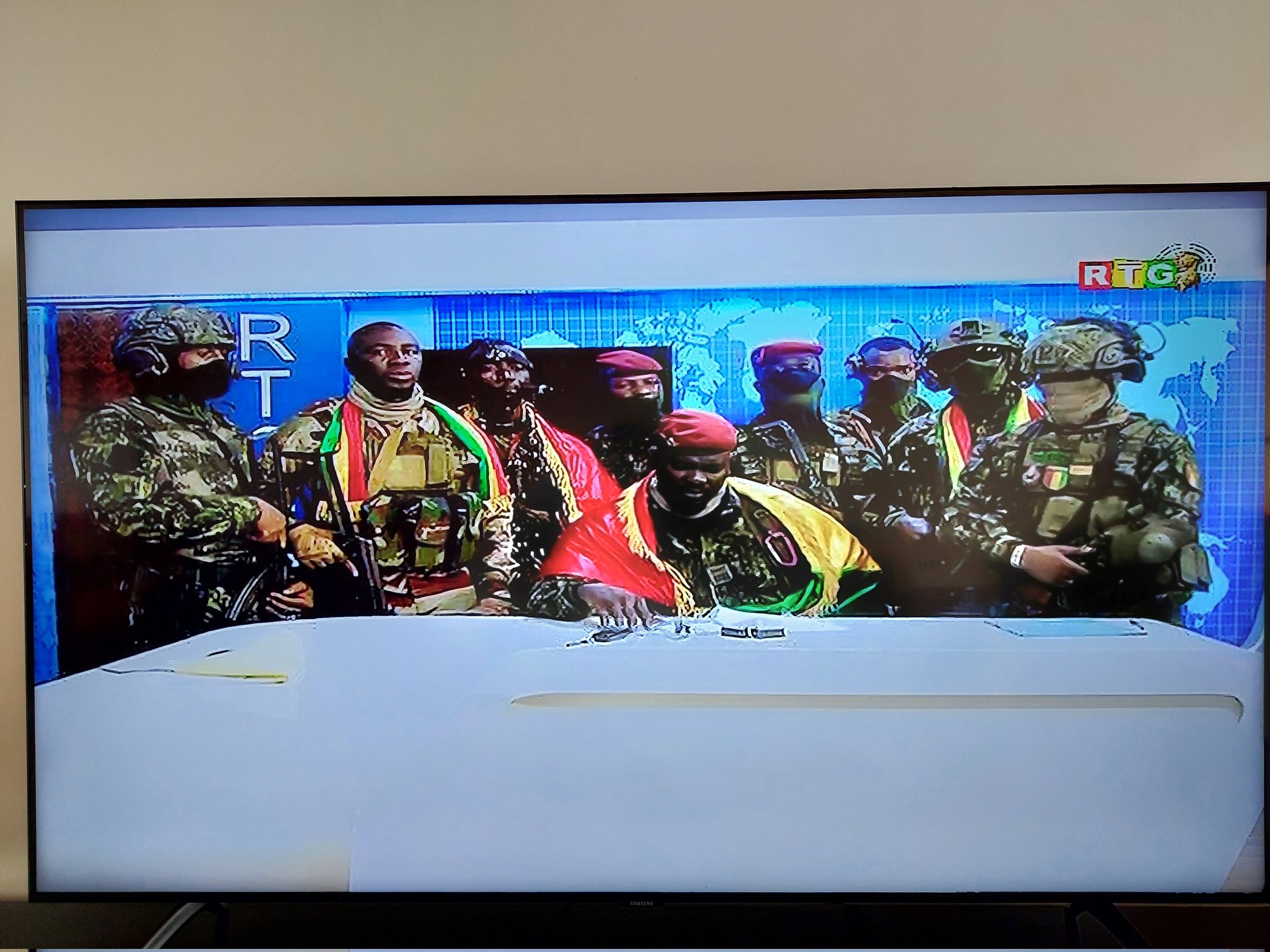 Đại tá Doumbouya (ngồi giữa) phát biểu trên truyền hình quốc gia Guinea. Ảnh: Twitter/Bate Felix.