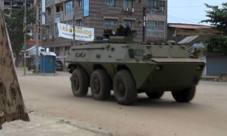 Một chiếc xe của quân đội được nhìn thấy tại quận Kaloum ngày 5/9. Ảnh: Reuters.