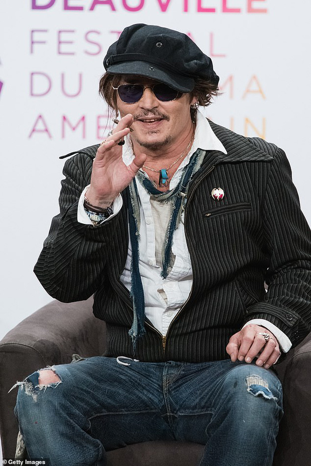 Johnny Depp “dừ chát”, xuống sắc không phanh ở LHP, kéo xuống hình đẹp trai “nghẹt thở” hồi trẻ mà choáng váng - Ảnh 2.