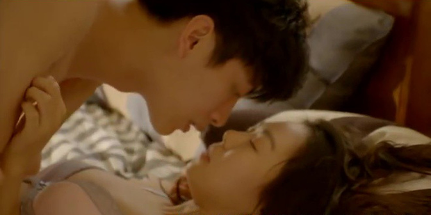 3 cảnh nóng đã mắt bị cắt khỏi phim truyền hình Hàn: Tiếc nhất là màn lăn giường của đôi phụ Hậu Duệ Mặt Trời - Ảnh 10.