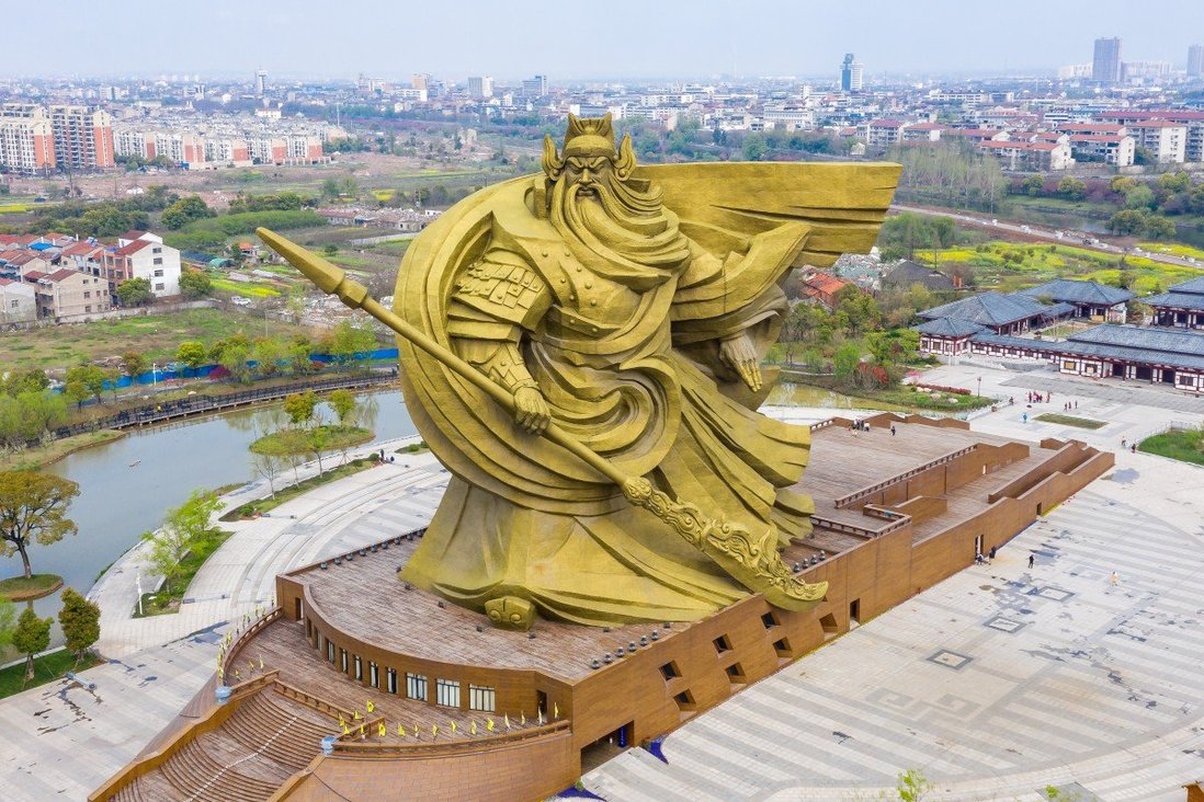 Tượng đồng khổng lồ Quan Vũ ở thành phố Kinh Châu, tỉnh Hồ Bắc, Trung Quốc. Ảnh: SCMP.