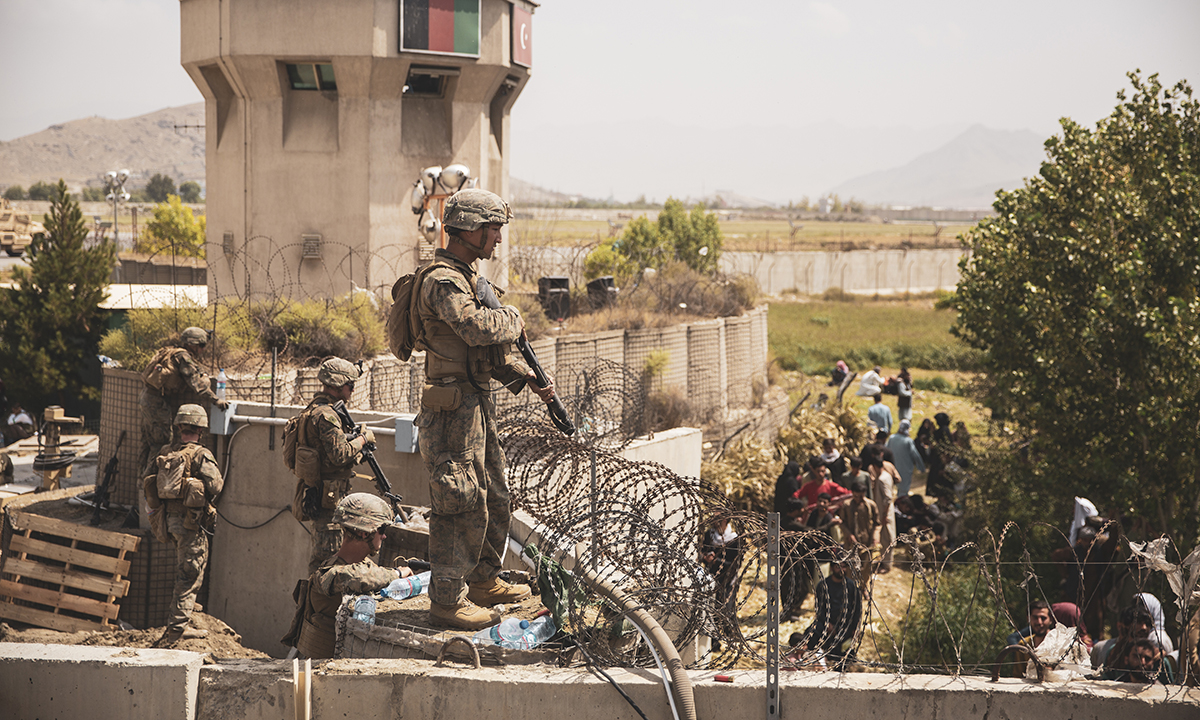 Thủy quân lục chiến Mỹ đứng gác tại một điểm kiểm soát di tản ở sân bay Hamid Karzai tại thủ đô Kabul, Afghanistan ngày 20/8. Ảnh: USMC