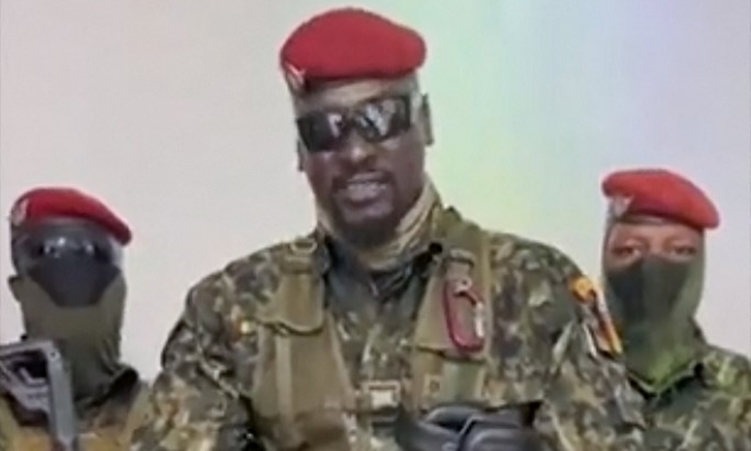 Đại tá Doumbouya (giữa) phát biểu trên truyền hình quốc gia Guinea hôm 5/9. Ảnh: AFP