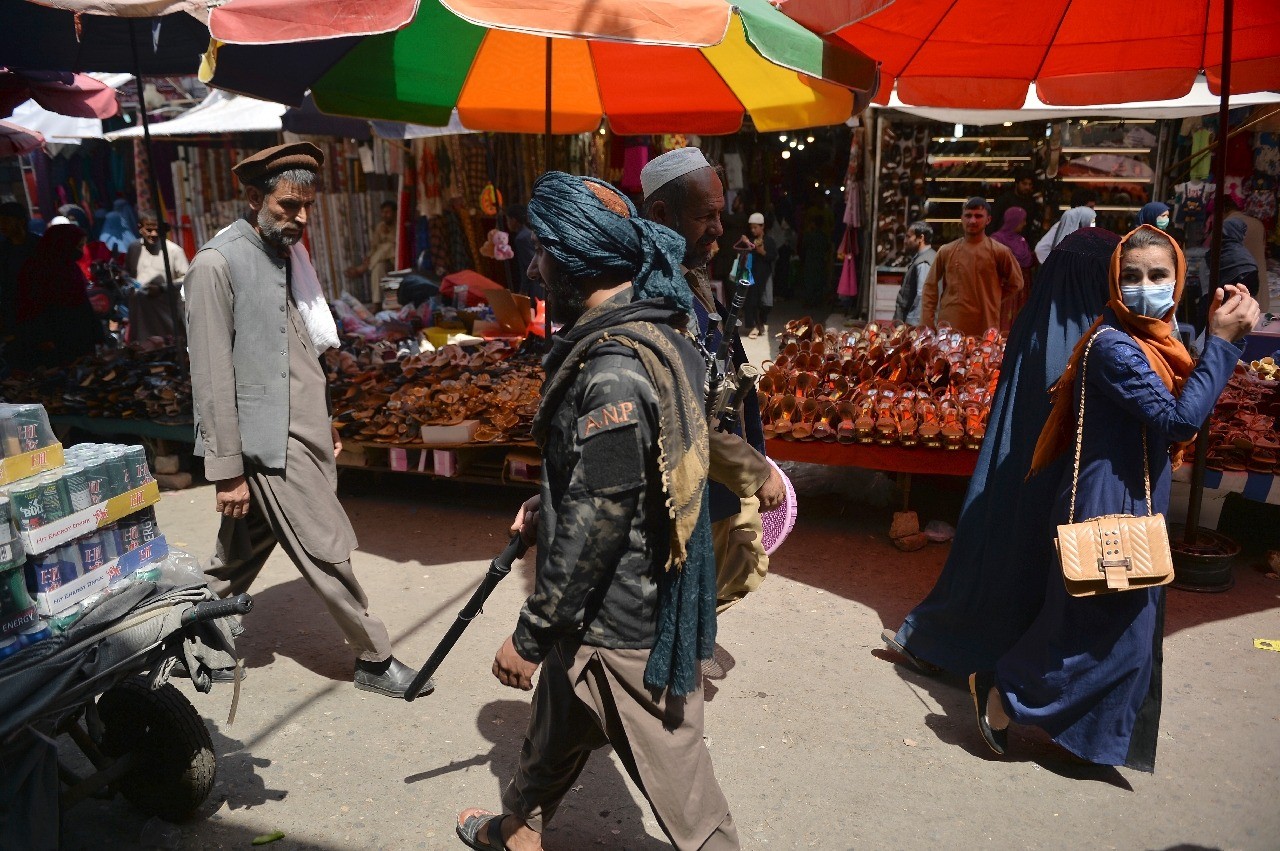 Một chiến binh Taliban đi trong khu chợ Mandawi, thủ đô Kabul, Afghanistan, hôm 1/9. Ảnh: AFP.