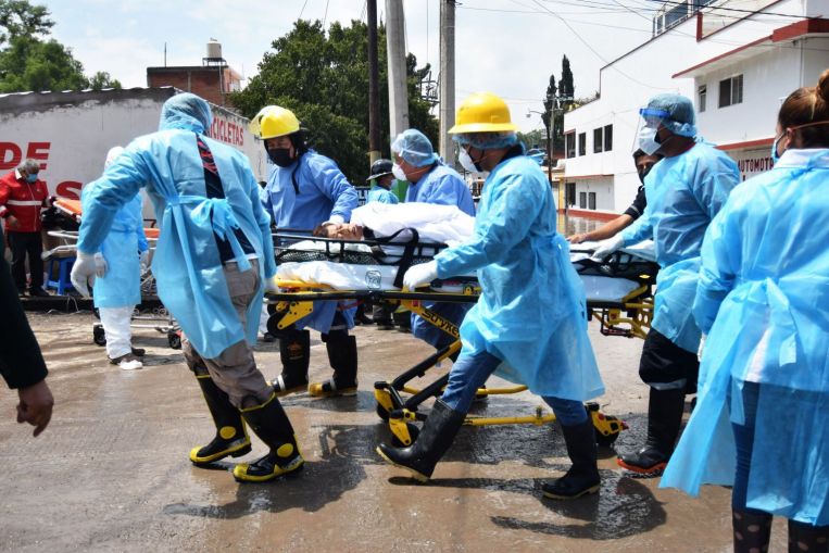 Nhân viên y tế di chuyển bệnh nhân khỏi IMS ở thị trấn Tula, Mexico sau trận ngập lụt ngày 7/9. Ảnh: AFP.