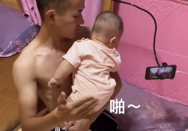 Mẹ đang rửa chén nghe tiếng con khóc lạ lùng vội vào kiểm tra, hành động của chồng khiến cô tức xì khói, dân mạng ném đá thê thảm - Ảnh 2.