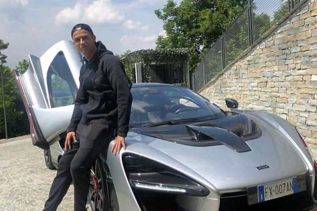 Chưa mang dàn siêu xe qua Anh, Ronaldo cầm lái Lamborghini Urus trong ngày đầu tiên đến sân tập của MU - Ảnh 3.