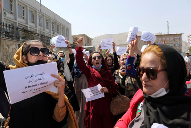 Lớp học tại Afghanistan lúc này: Rèm lớn chia đôi giảng đường, nữ sinh không được đi cửa chính, nam nữ không được phép ngồi gần - Ảnh 5.