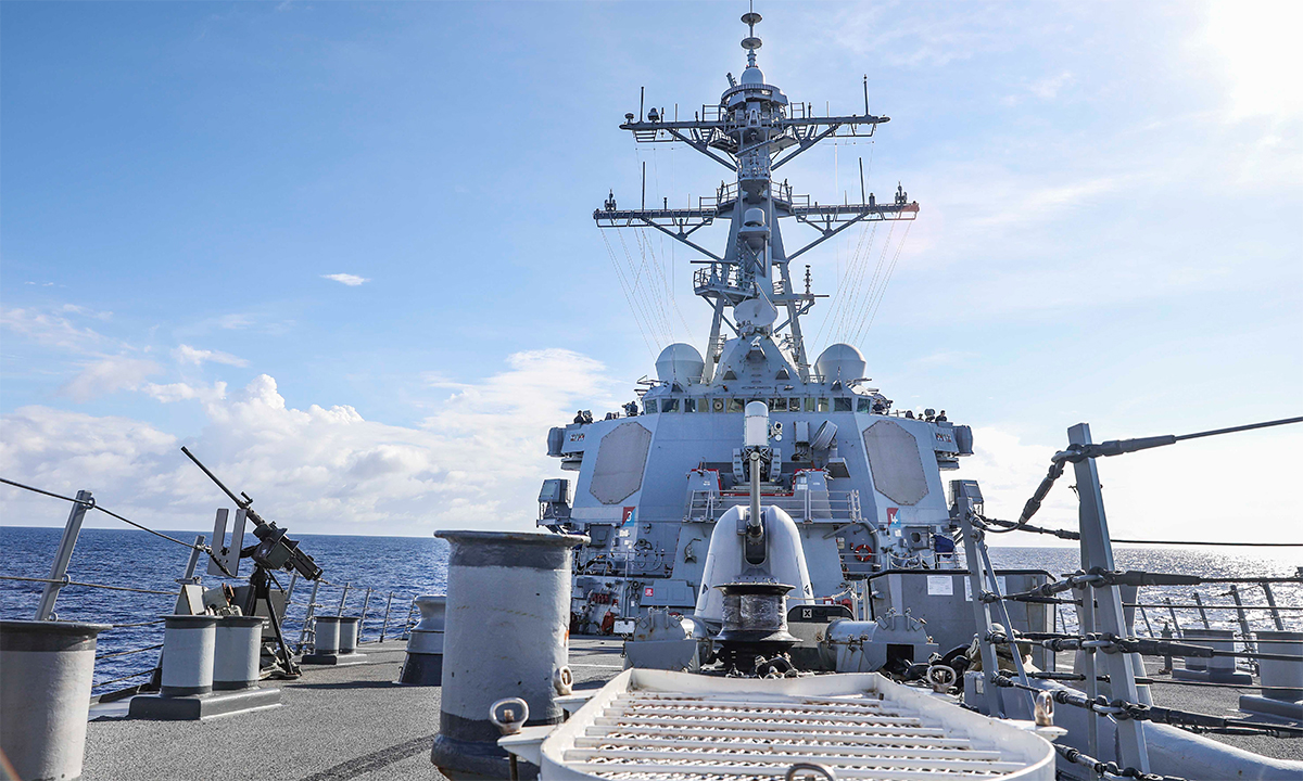 Khu trục hạm USS Benfold di chuyển trên Biển Đông ngày 8/9. Ảnh: US Navy.