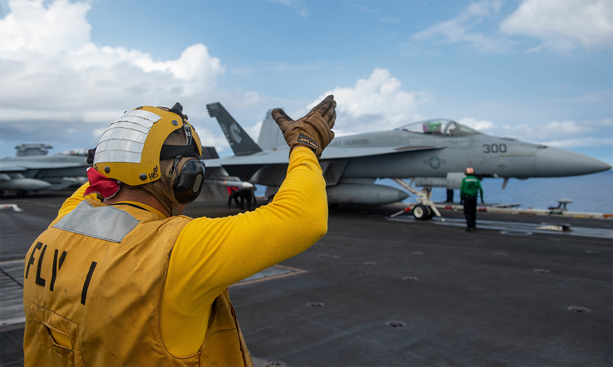 Tiêm kích F/A-18E chuẩn bị cất cánh từ tàu sân bay USS Carl Vinson trên Biển Đông ngày 6/9. Ảnh: US Navy,