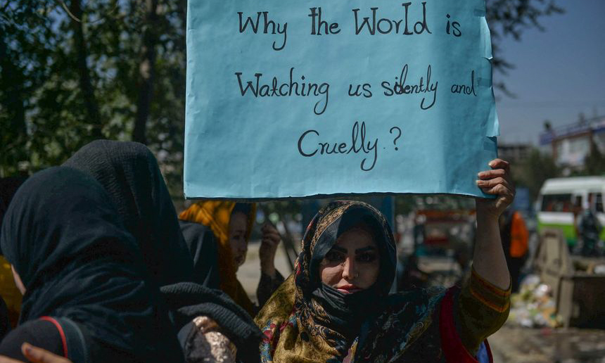 Taliban dùng roi đánh phụ nữ biểu tình