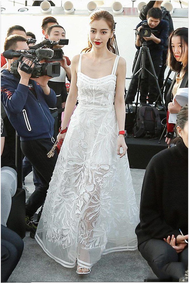 Ảnh người qua đường chụp Angelababy amp;#34;vạch trầnamp;#34; vóc dáng thật của bà xã Huỳnh Hiểu Minh - 6