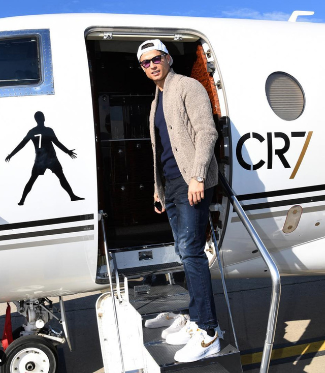 Bên trong máy bay giá 28 triệu đô của Ronaldo: 15 năm tuổi nhưng vẫn thuộc top xa xỉ, rộng 80 m2, tiện nghi không kém căn chung cư - Ảnh 1.