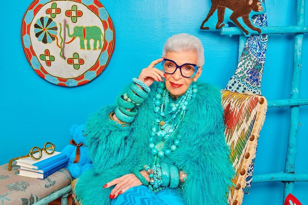 TheoInstyle, trong gần 80 năm qua, Iris Apfel chưa từng thay đổi cách mặc, quan điểm thẩm mỹ trong thời trang. Ảnh: Instagram Iris Apfel