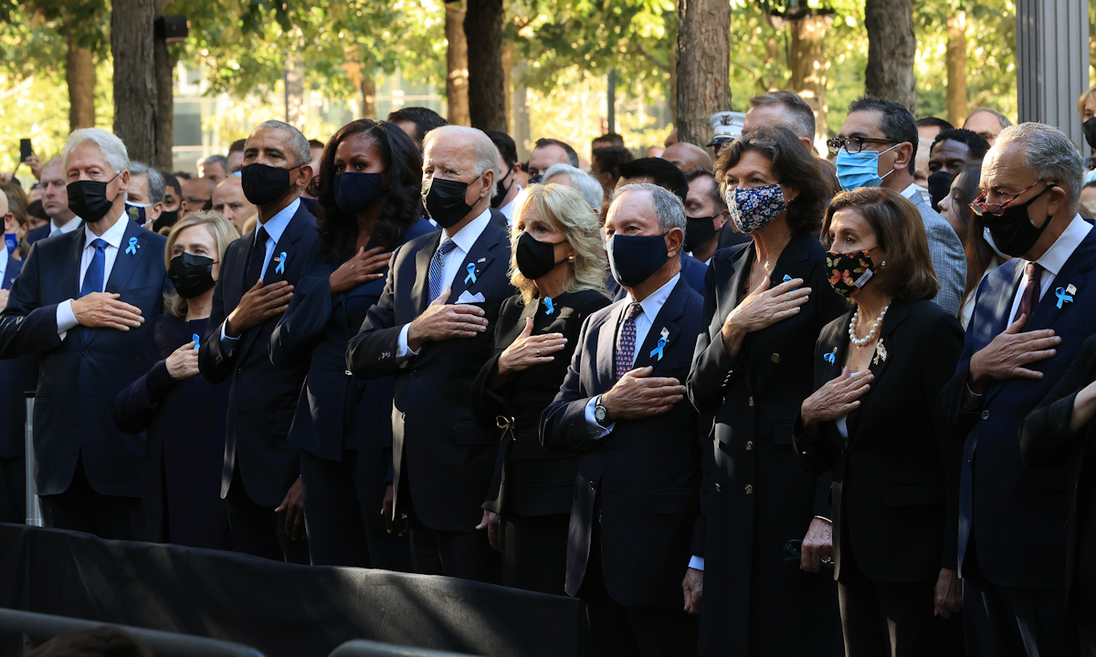 Tổng thống Joe Biden (thứ năm từ bên trái) tại lễ tưởng niệm khủng bố ở New York hôm 11/9. Ảnh: Reuters.