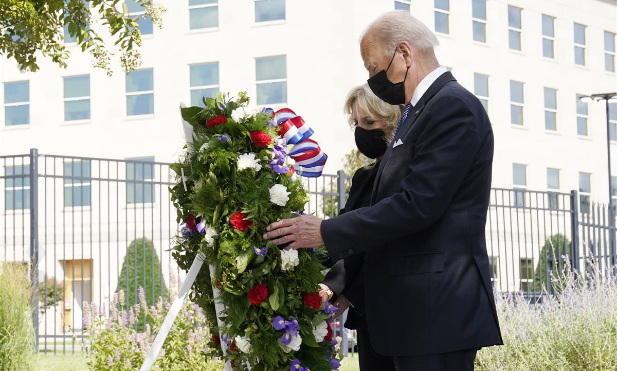 Tổng thống Joe Biden và phu nhân đặt vòng hoa tưởng niệm vụ khủng bố tại Lầu Năm Góc hôm 11/9. Ảnh: AP.