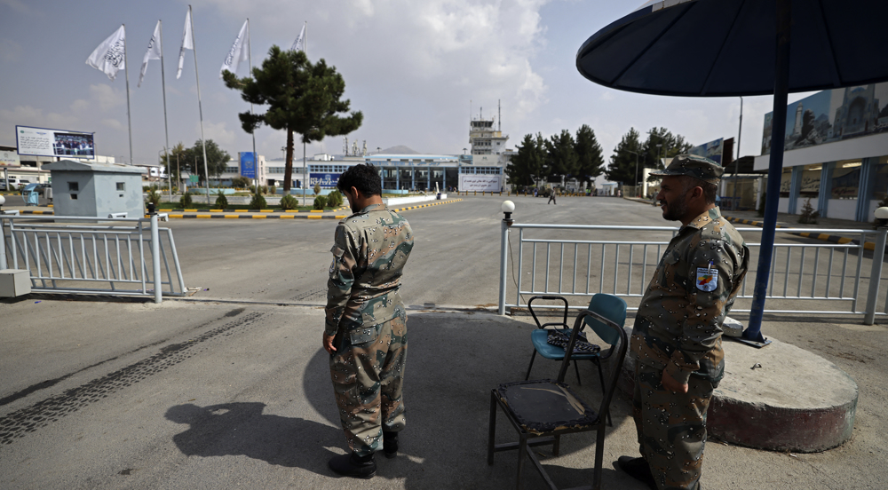 Cảnh sát biên giới quốc gia Afghanistan đứng gác bên ngoài sân bay Kabul hôm 12/9. Ảnh: AFP.