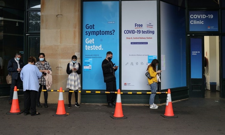 Người dân xếp hàng trước một điểm xét nghiệm Covid-19 ở Sydney hồi tháng 5. Ảnh: Reuters.