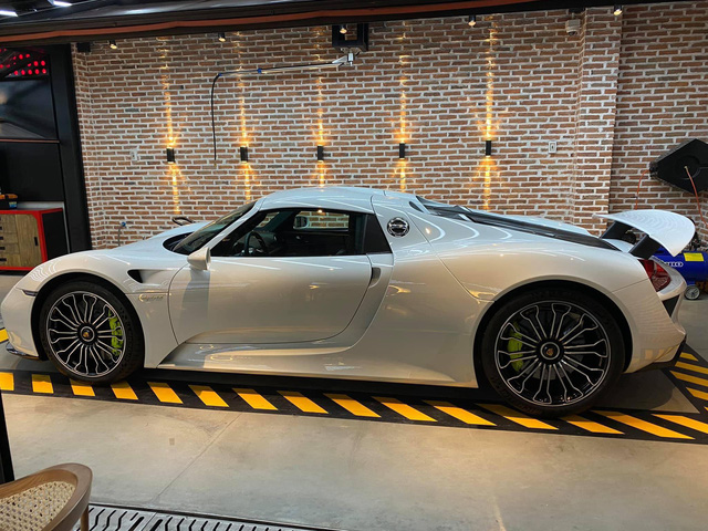 Rộ tin Porsche 918 Spyder độc nhất Việt Nam bất ngờ trở lại trong garage của nữ doanh nhân 9x, đập tan tin đồn chia tay siêu phẩm độc nhất Việt Nam? - Ảnh 4.