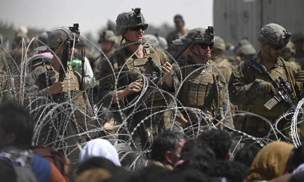 Lính Mỹ tại một chốt gác ở sân bay Kabul hôm 20/8. Ảnh: AFP.