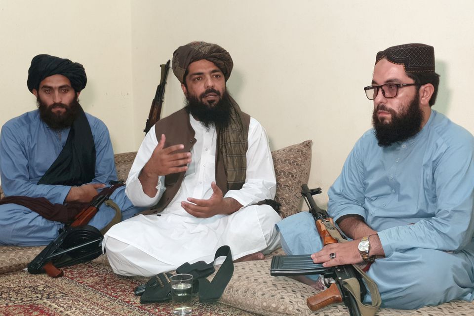 Quan chức cấp cao Taliban Waheedullah Hashimi (giữa) trong một cuộc phỏng vấn ở nơi bí mật gần biên giới Afghanistan - Pakistan hôm 17/8. Ảnh: Reuters.
