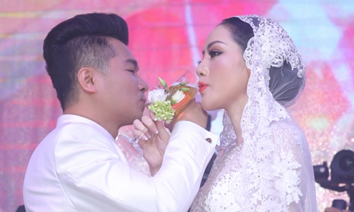 Lâm Vũ hôn vợ sau khi hát trong đám cưới